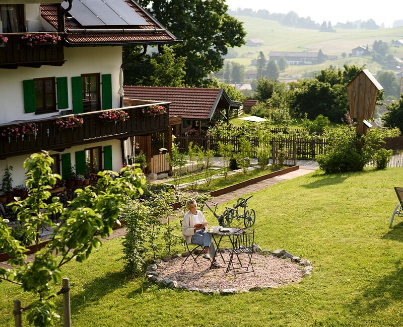 Unser Biohotel moor&mehr im Sommer-Look. Mitten im Herzen der Ammergauer Alpen mit traumhaftem Panorama.