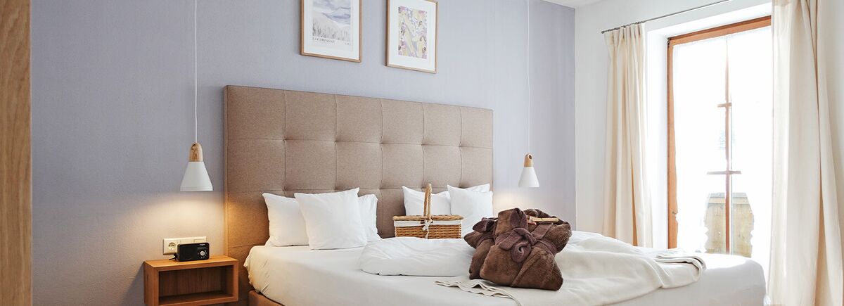 Unser neu renoviertes Bio Romantik Doppelzimmer Lavendel erstrahlt in neuem Glanz. Für ihren entspannten Biourlaub in unserem Biohotel in Bayern