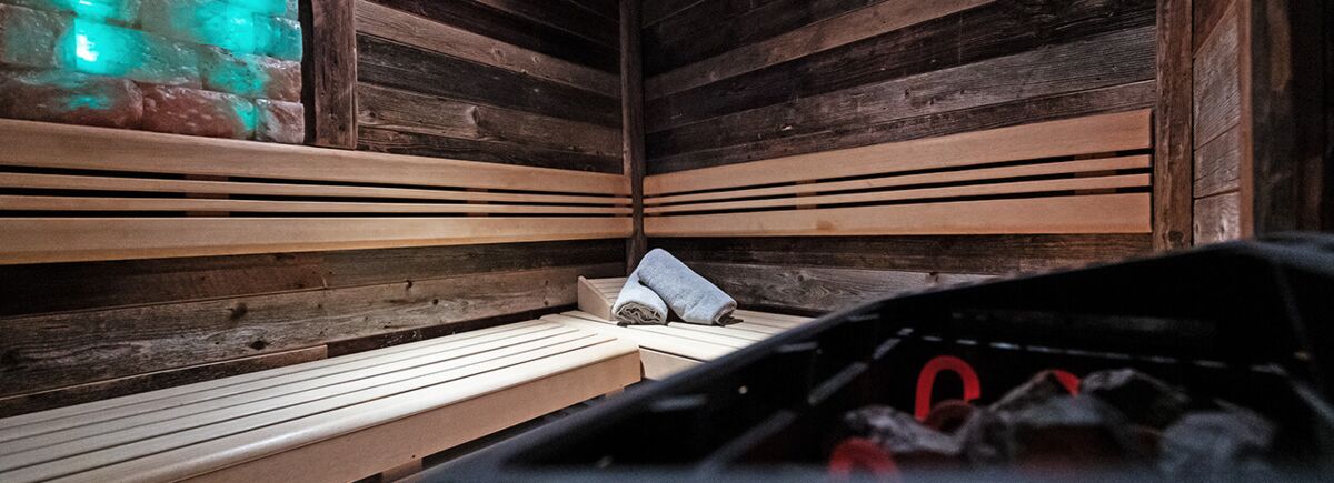 Saunieren in unserer gemütlichen Altholzsauna in unserem Biohotel in Bayern.