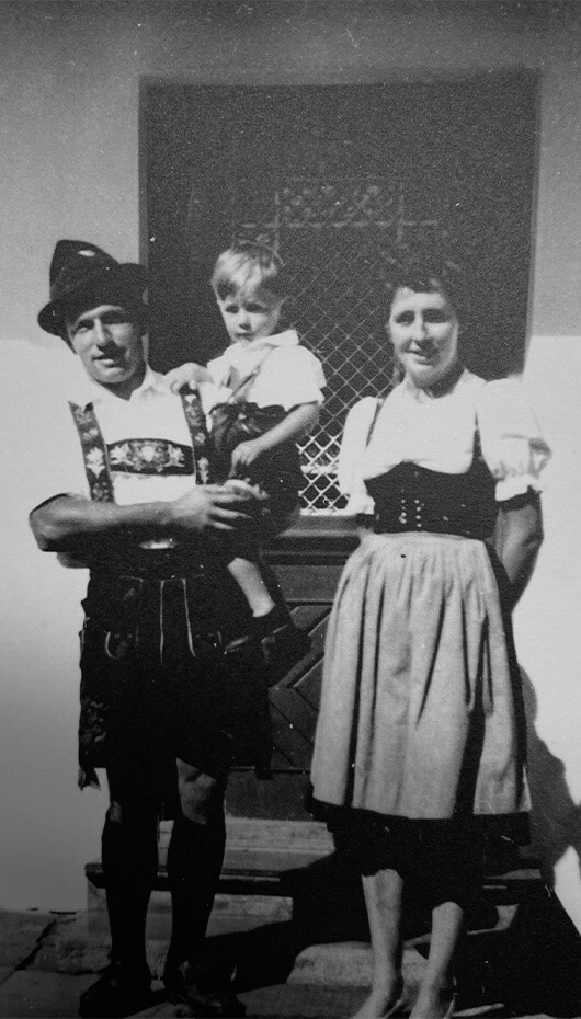 Martin und Ottilie Fend in den 1960er Jahren vor dem damaligen Kurbad Panorama und heutigem moor&mehr Bio-Kurhotel