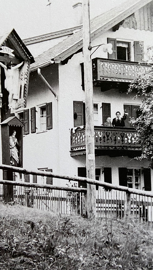 Die ersten Gäste in den 1960er Jahren vor dem damaligen Kurbad Panorama und heutigem moor&mehr Bio-Kurhotel